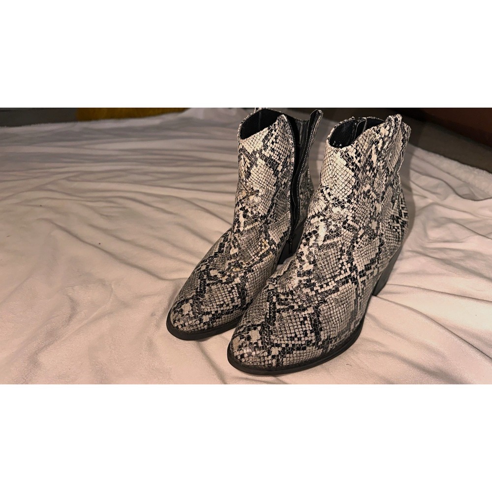 Sugar Tula Women's Snake Print Ankle Bootie Zip Pointed Toe Lined US 8.5